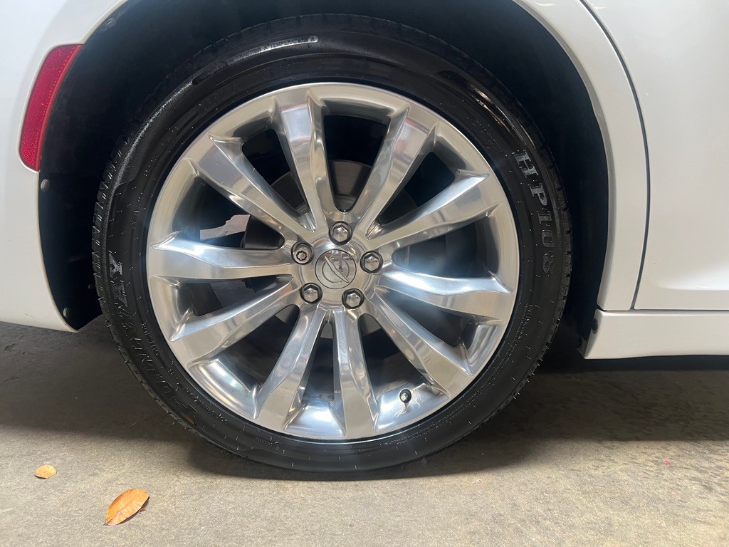 2019 Chrysler 300 Image 12