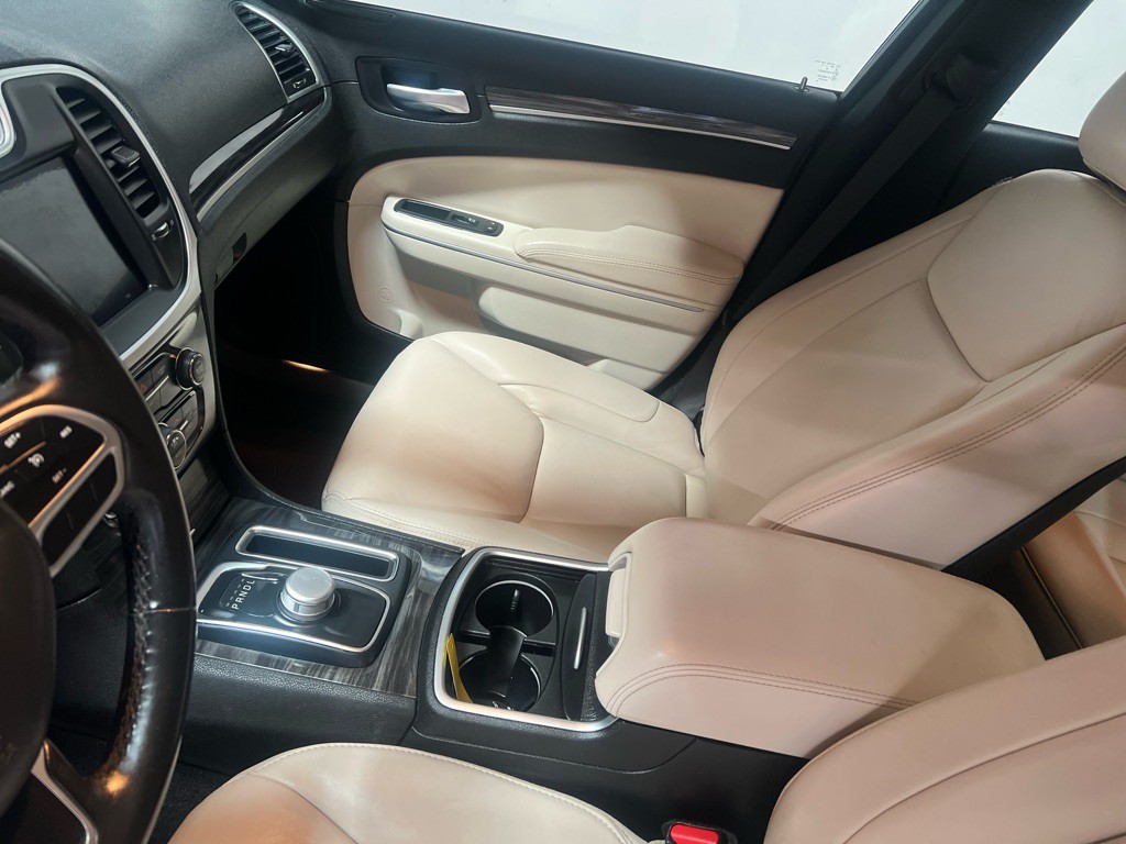 2019 Chrysler 300 Image 16