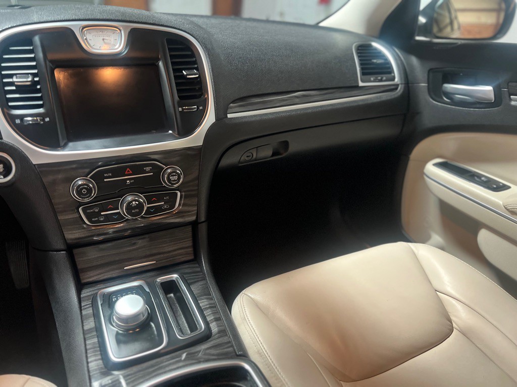 2019 Chrysler 300 Image 22