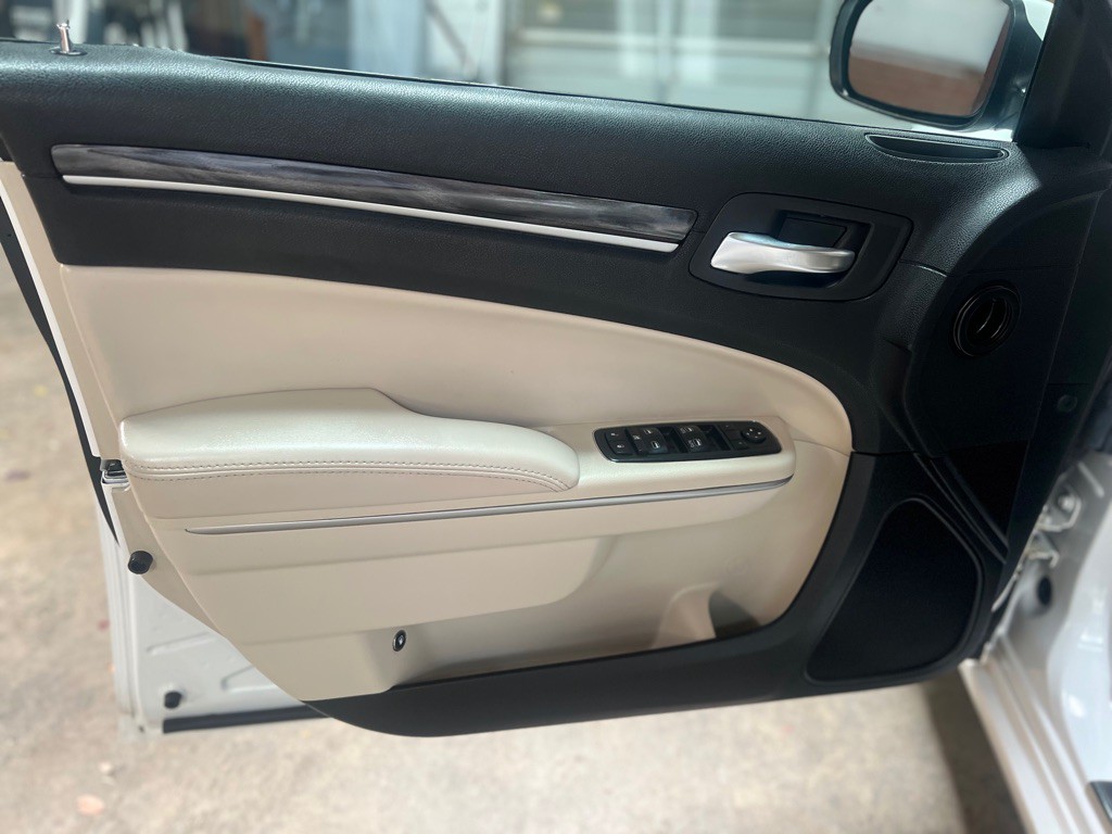 2019 Chrysler 300 Image 24