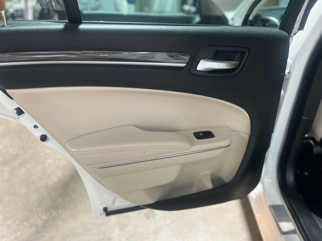 2019 Chrysler 300 Image 25