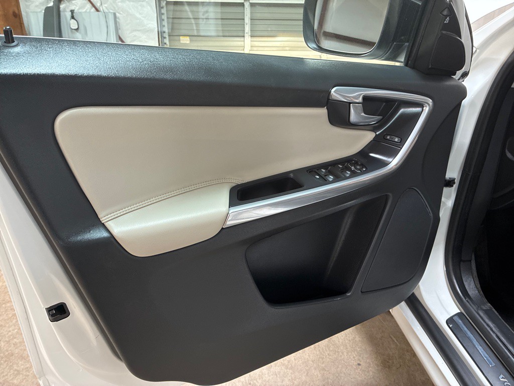 2017 Volvo XC60 Image 15