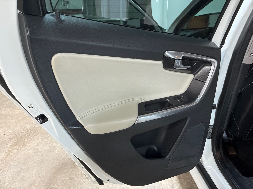 2017 Volvo XC60 Image 22