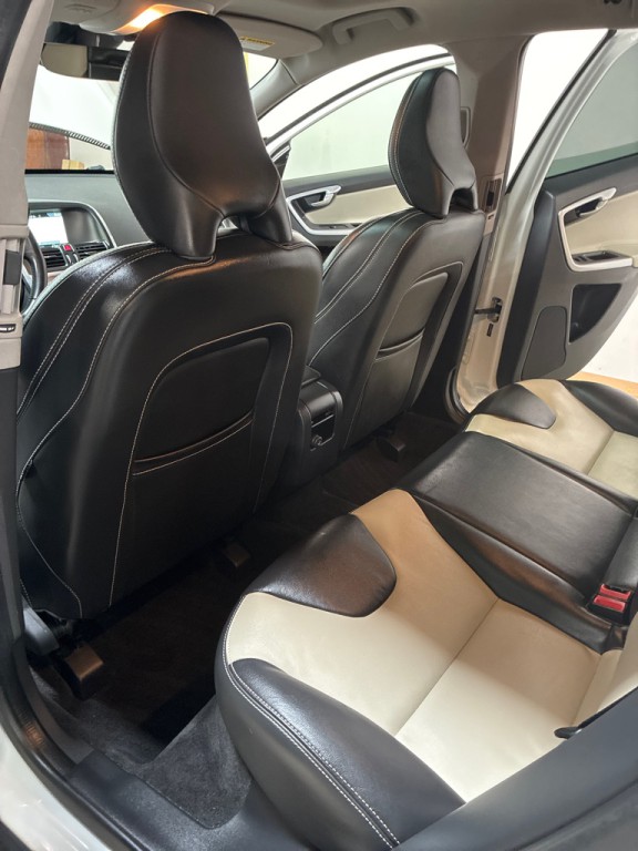 2017 Volvo XC60 Image 23