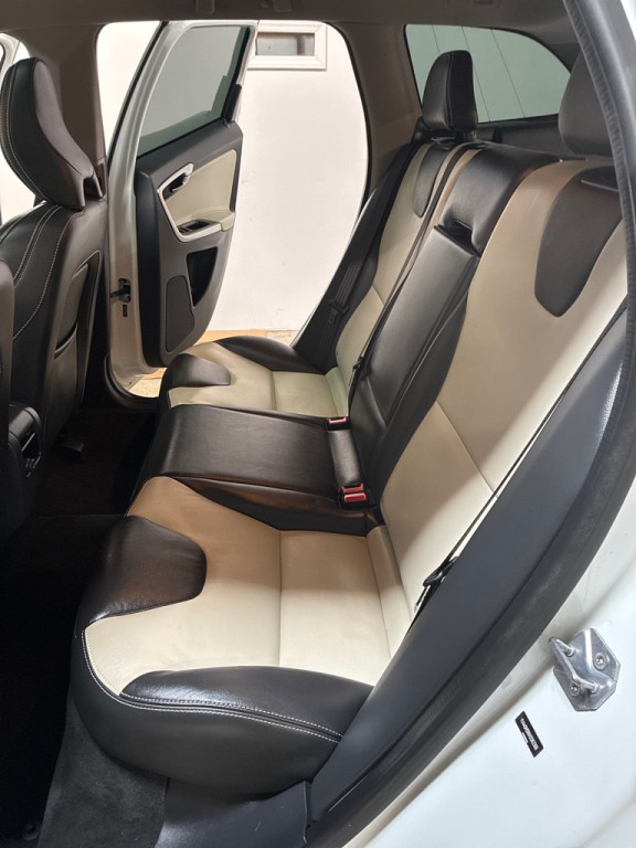 2017 Volvo XC60 Image 24