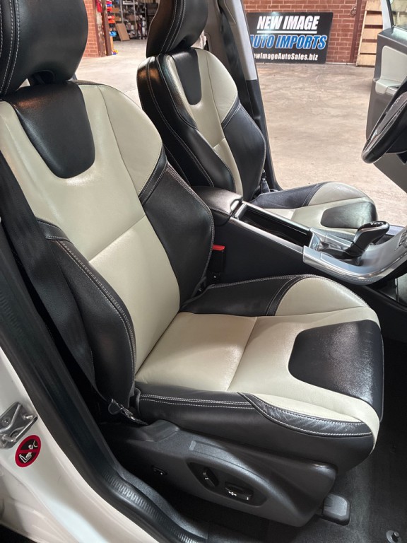 2017 Volvo XC60 Image 30