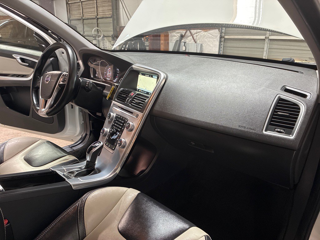 2017 Volvo XC60 Image 31