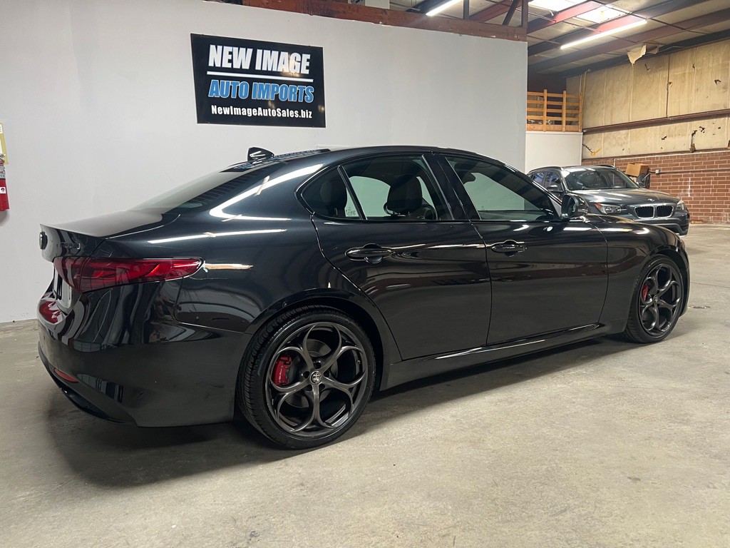 2021 Alfa Romeo Giulia Image 2