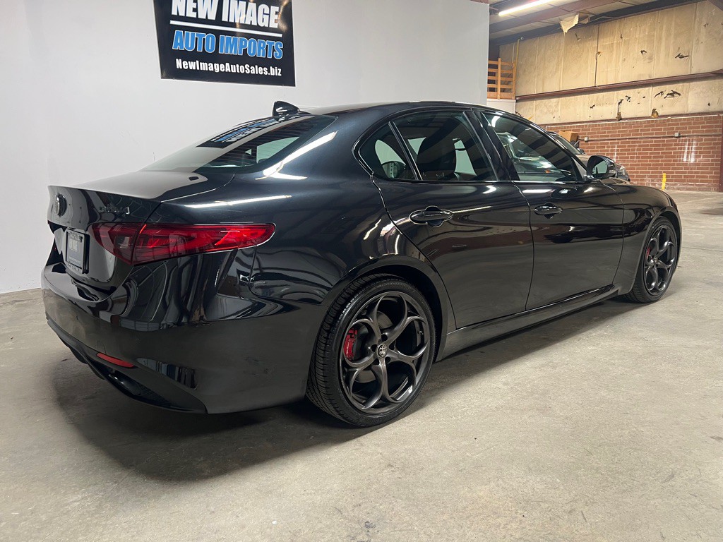 2021 Alfa Romeo Giulia Image 3