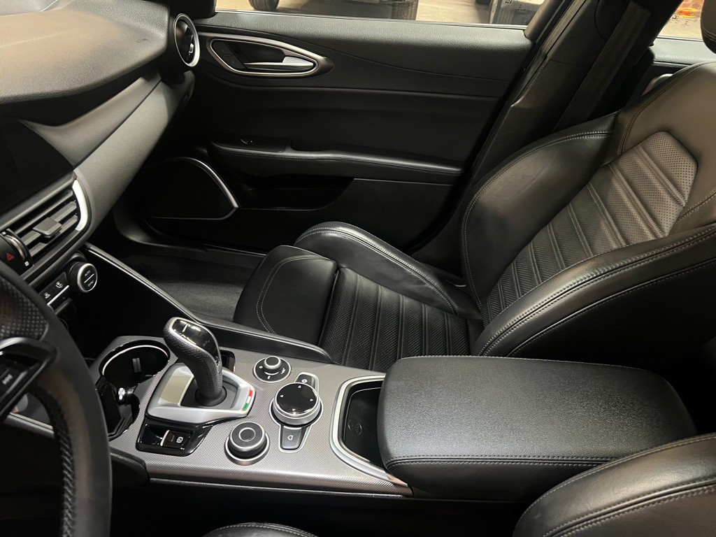 2021 Alfa Romeo Giulia Image 16