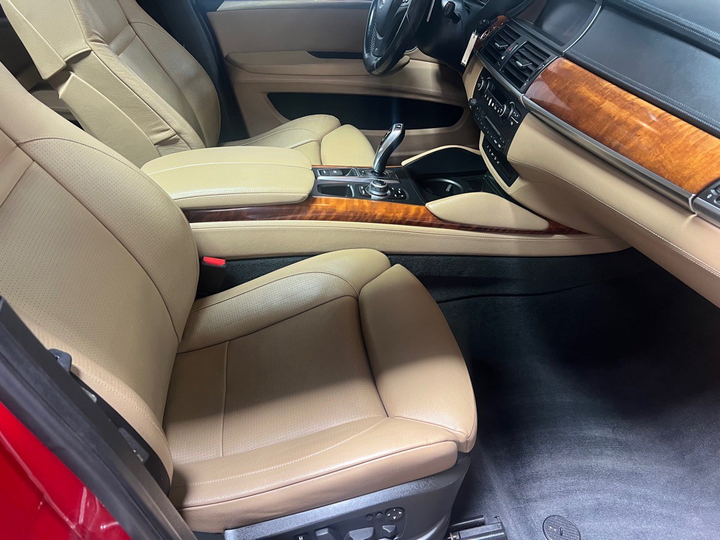 2010 BMW X5 Image 24