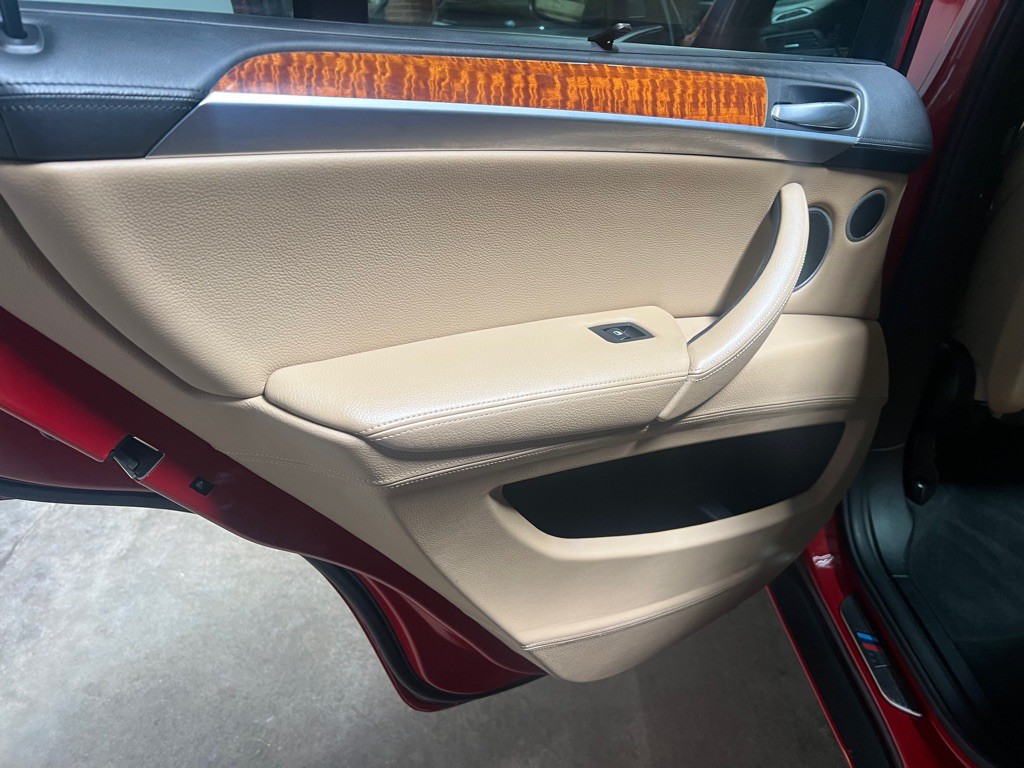 2010 BMW X5 Image 32