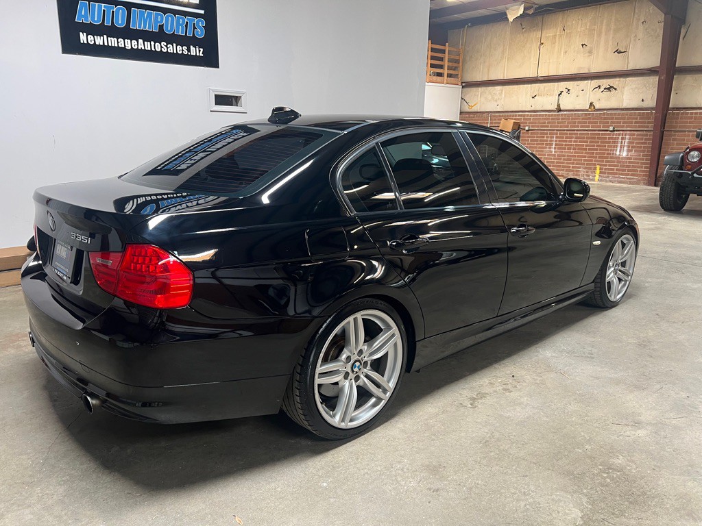 2010 BMW 3 Series Image 2