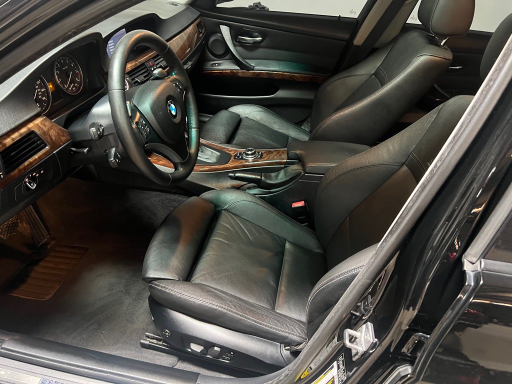 2010 BMW 3 Series Image 17