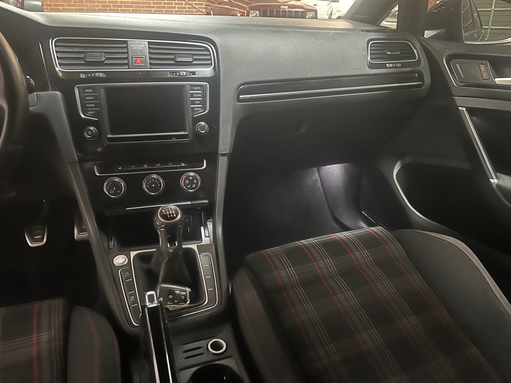 2017 Volkswagen GTI Image 22