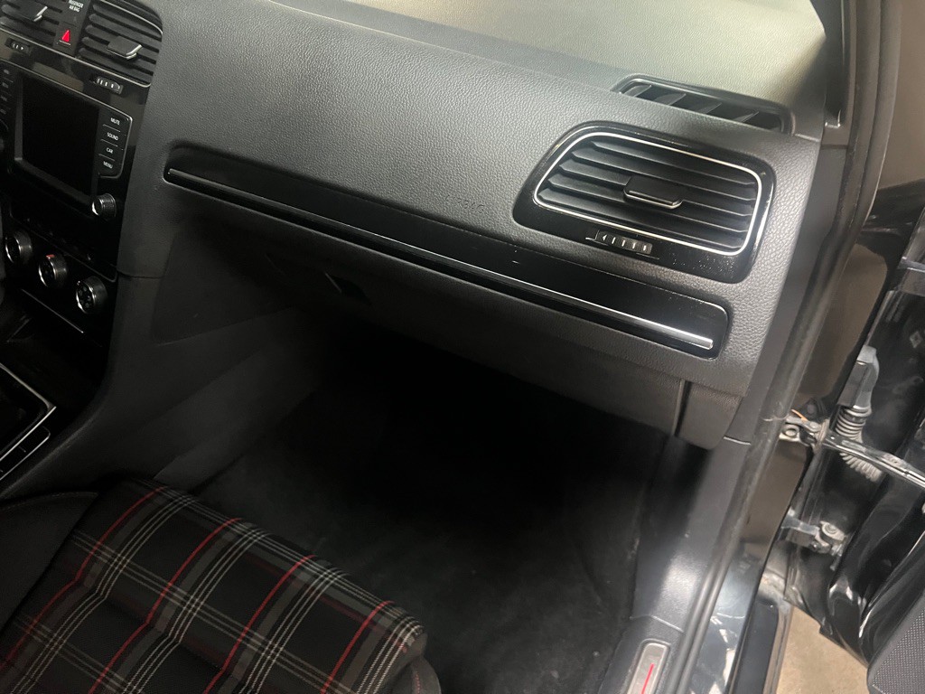 2017 Volkswagen GTI Image 23