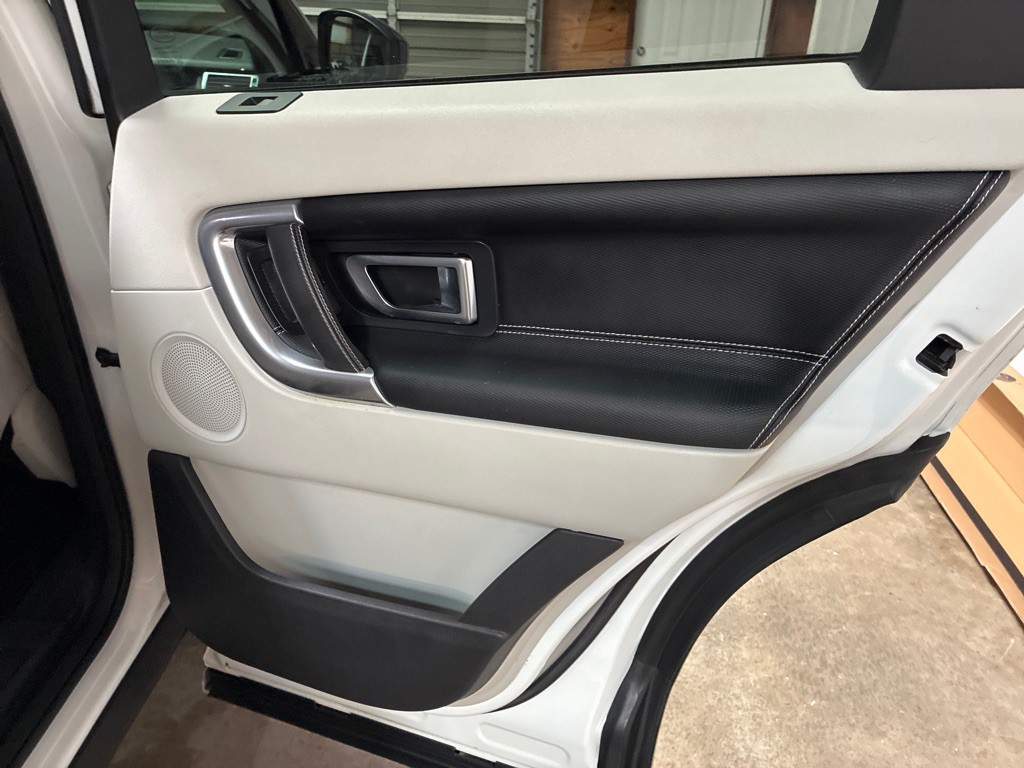 2017 Land Rover Discovery Sport Image 24