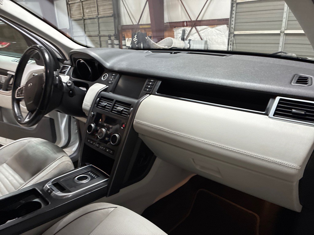 2017 Land Rover Discovery Sport Image 29