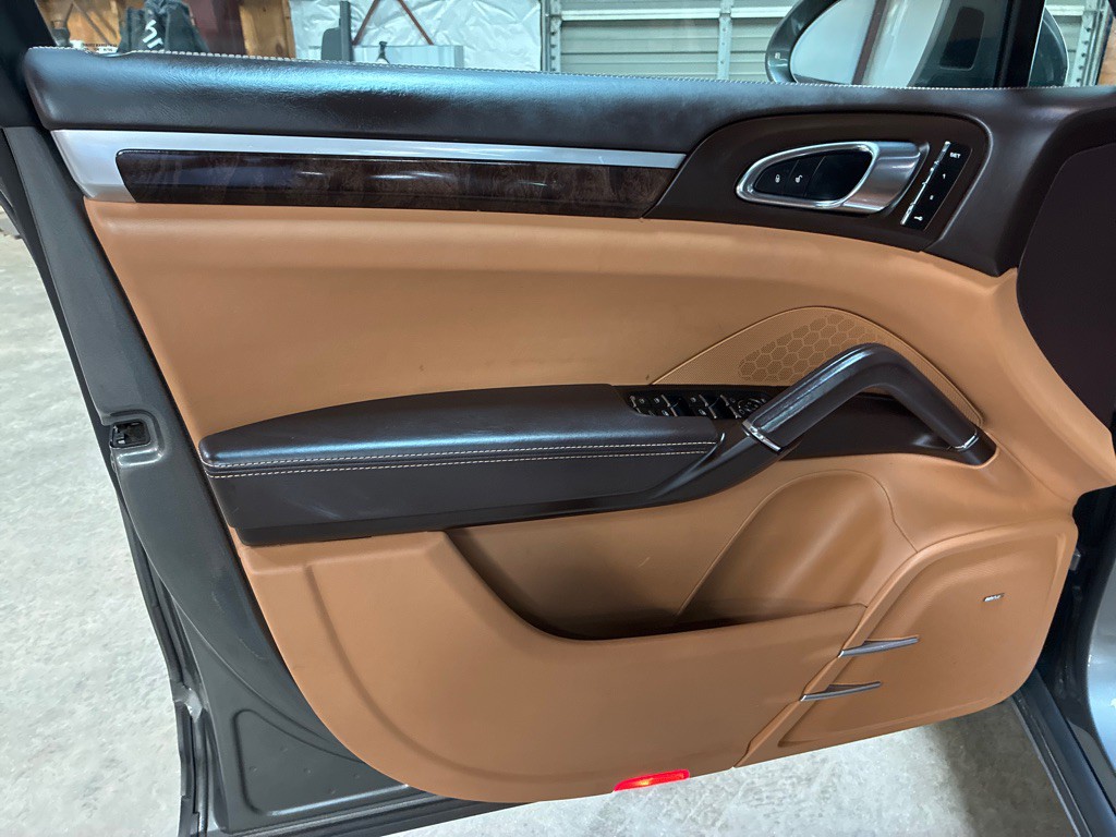 2016 Porsche Cayenne Image 16