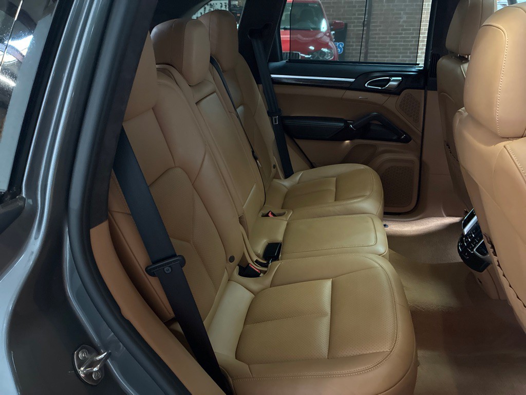 2016 Porsche Cayenne Image 34