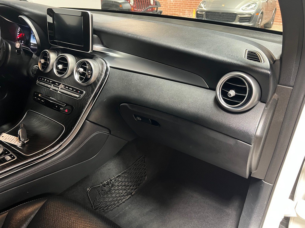 2018 Mercedes-Benz GLC-Class Image 24