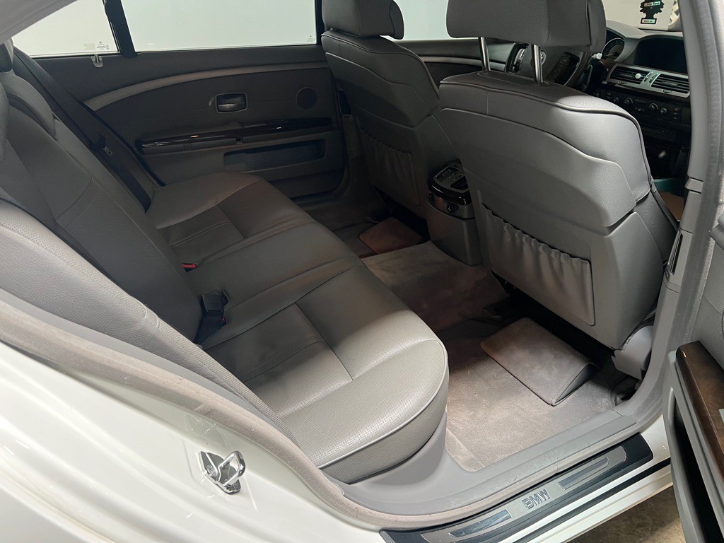 2004 BMW 7 Series Image 23