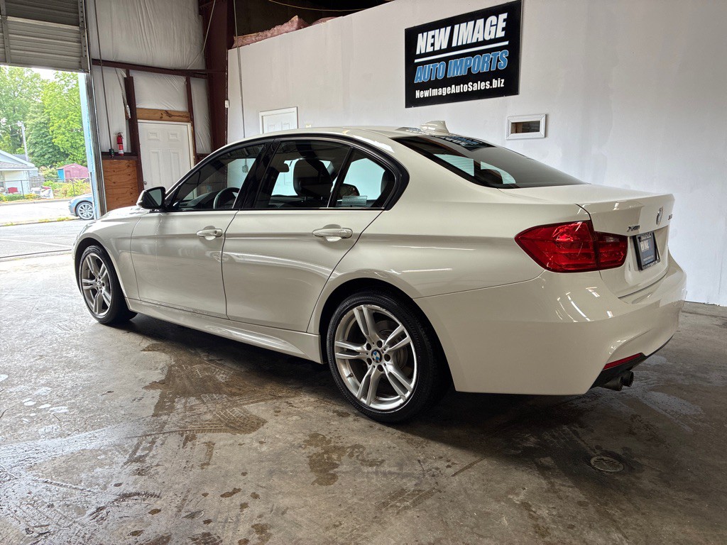 2013 BMW 3 Series Image 12