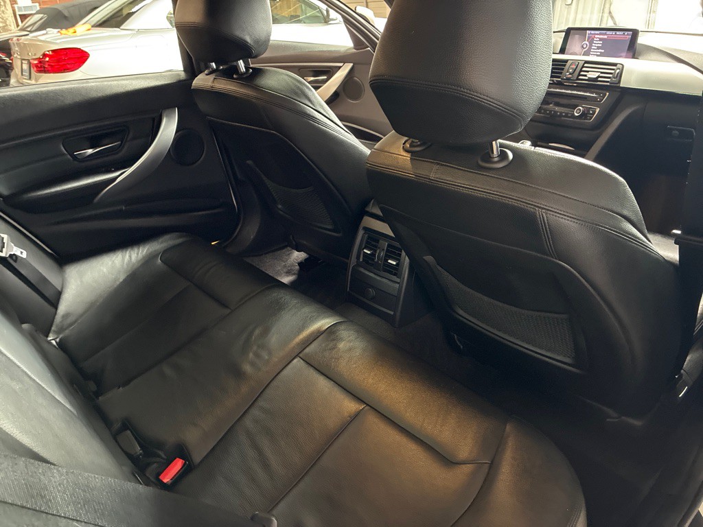 2013 BMW 3 Series Image 25