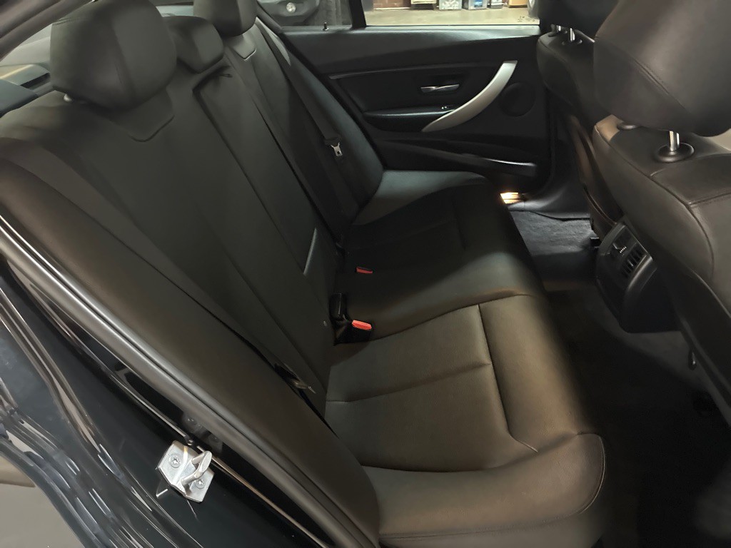 2018 BMW 3 Series Image 26