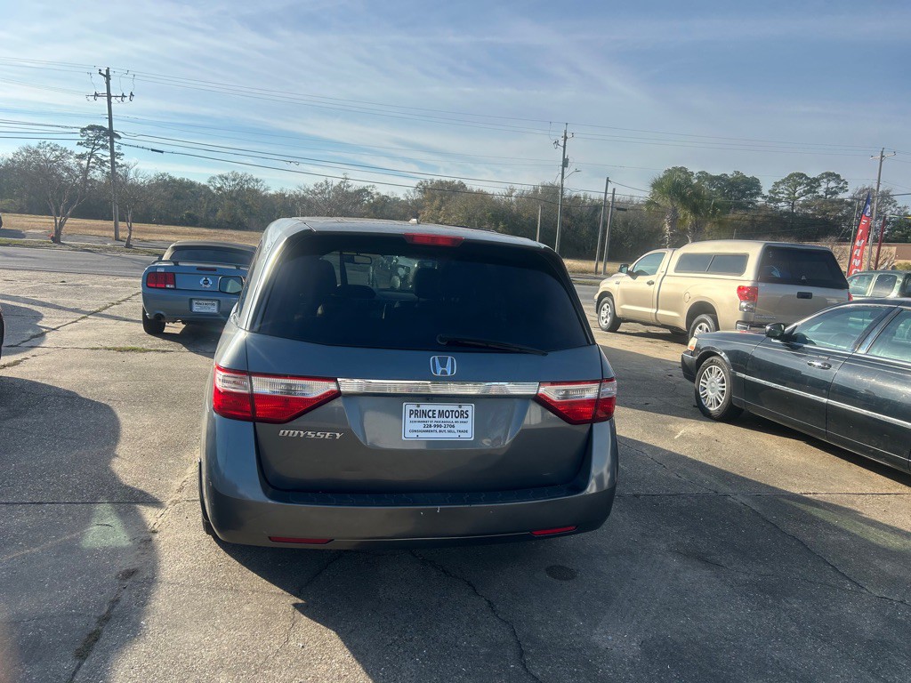 2011 Honda Odyssey Image 2