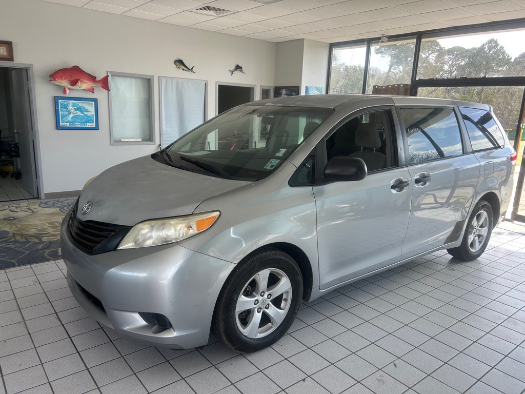 2011 Toyota Sienna Image 1