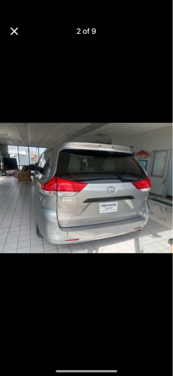 2011 Toyota Sienna Image 2