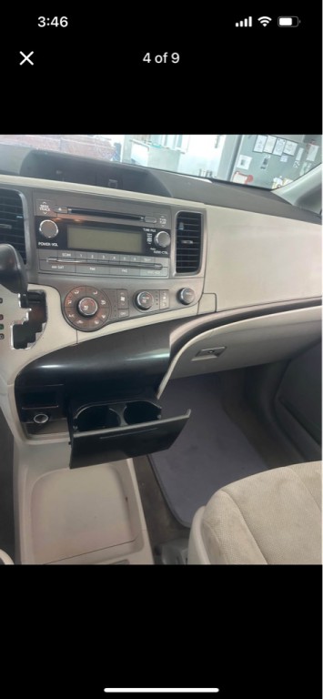 2011 Toyota Sienna Image 4