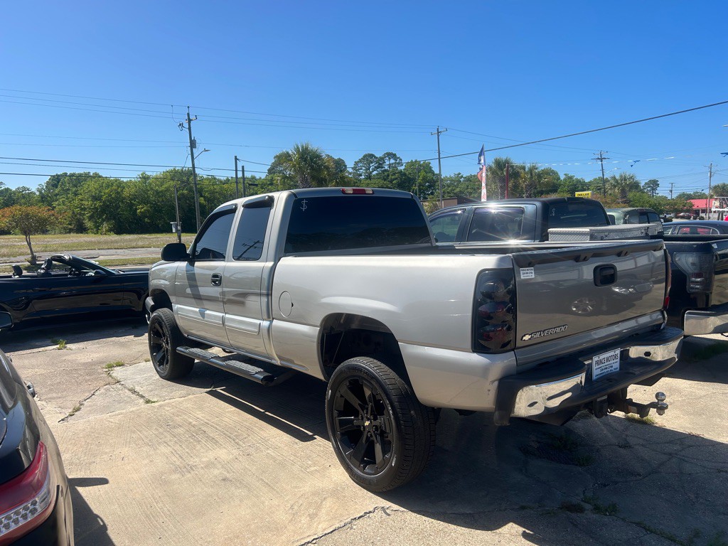 2003 Chevrolet Silverado 1500 Image 2