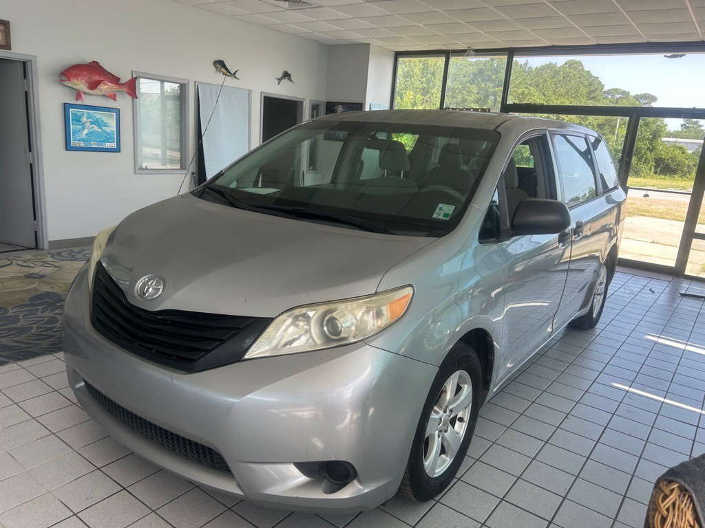 2011 Toyota Sienna Image 1