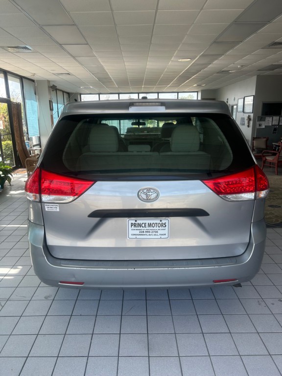 2011 Toyota Sienna Image 2