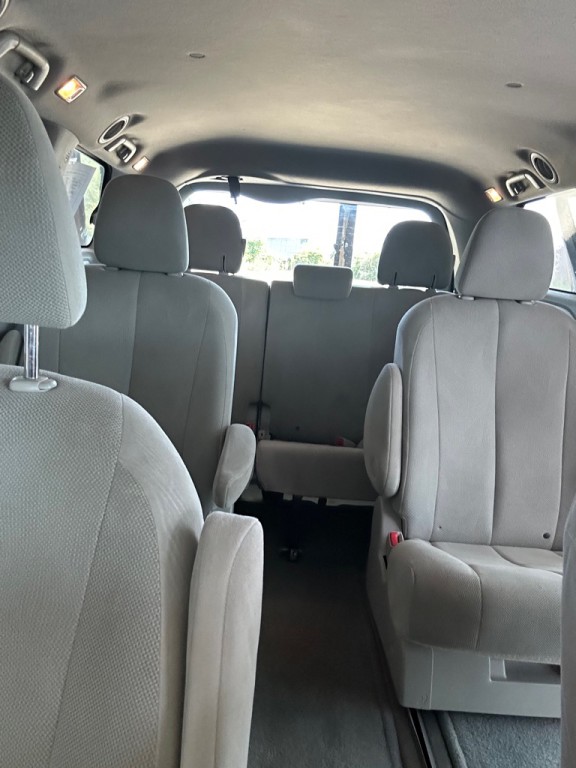 2011 Toyota Sienna Image 3