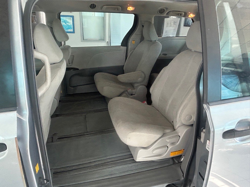 2011 Toyota Sienna Image 4