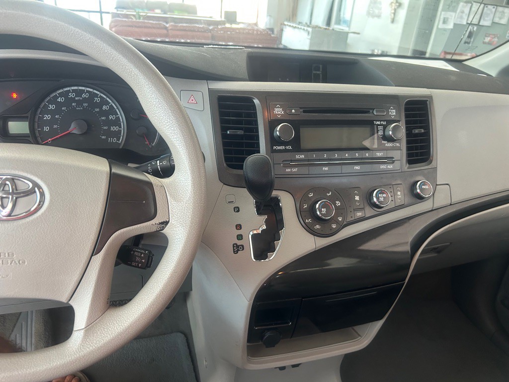 2011 Toyota Sienna Image 5