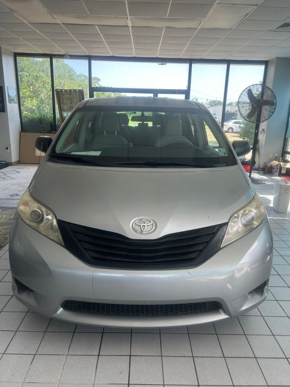 2011 Toyota Sienna Image 6