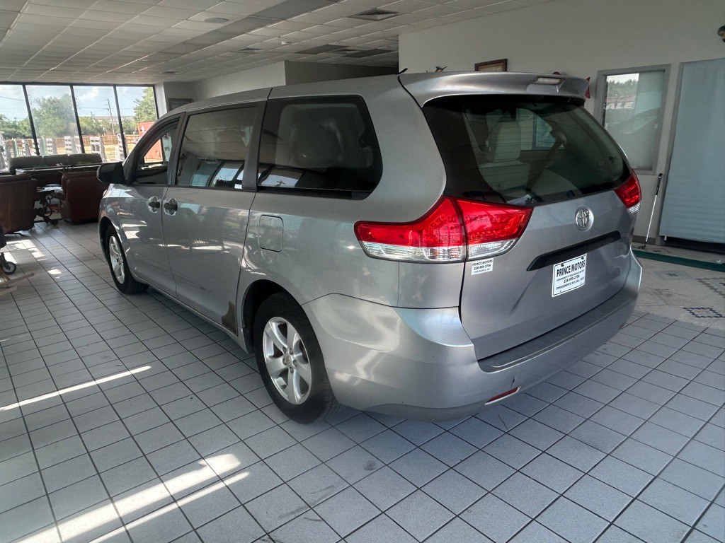 2011 Toyota Sienna Image 8