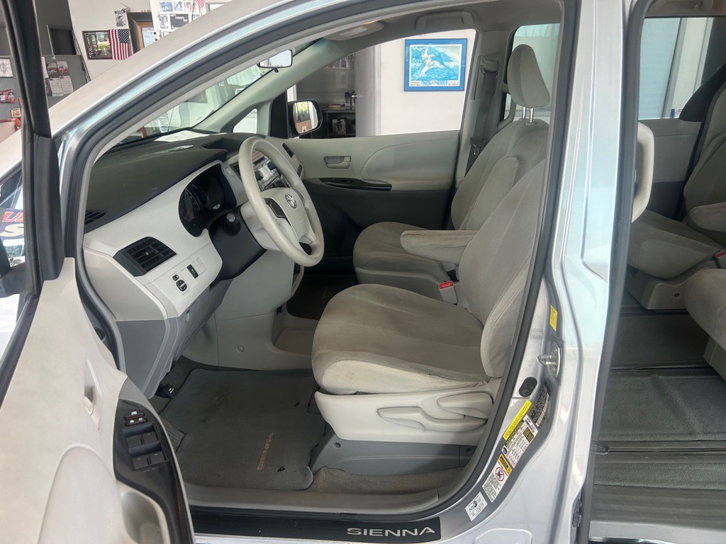 2011 Toyota Sienna Image 9