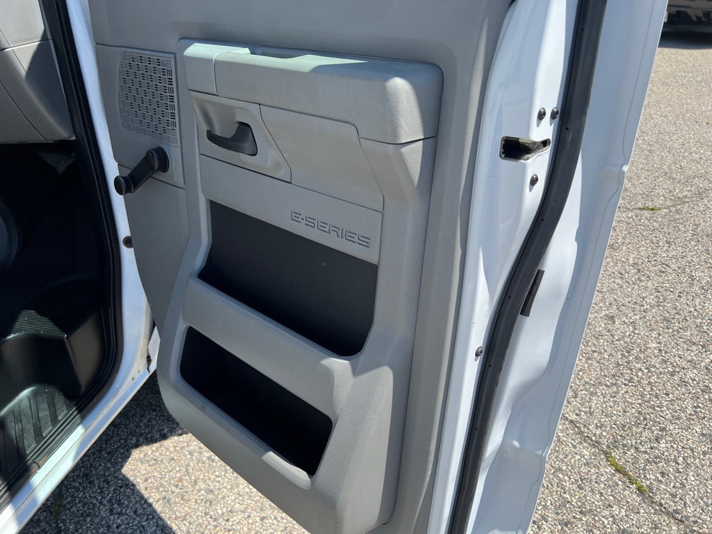 2010 Ford Econoline Image 17