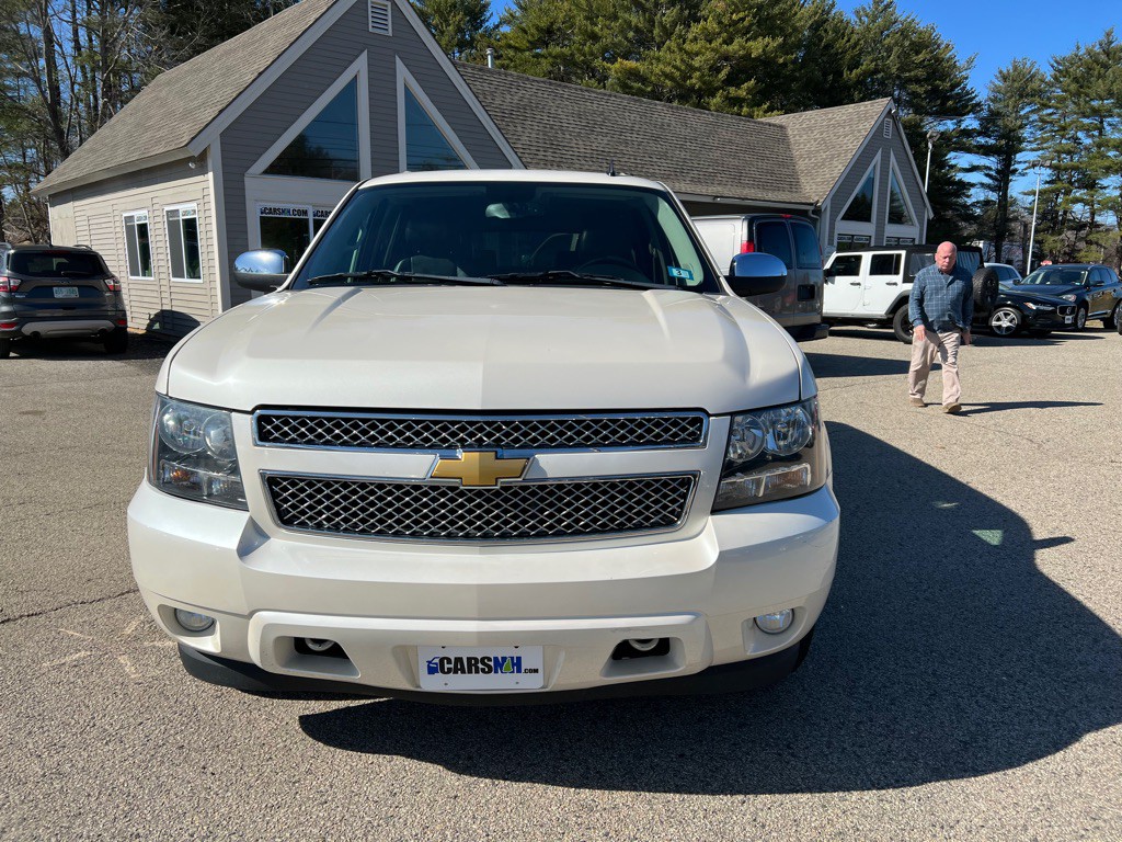 2013 Chevrolet Suburban Image 2