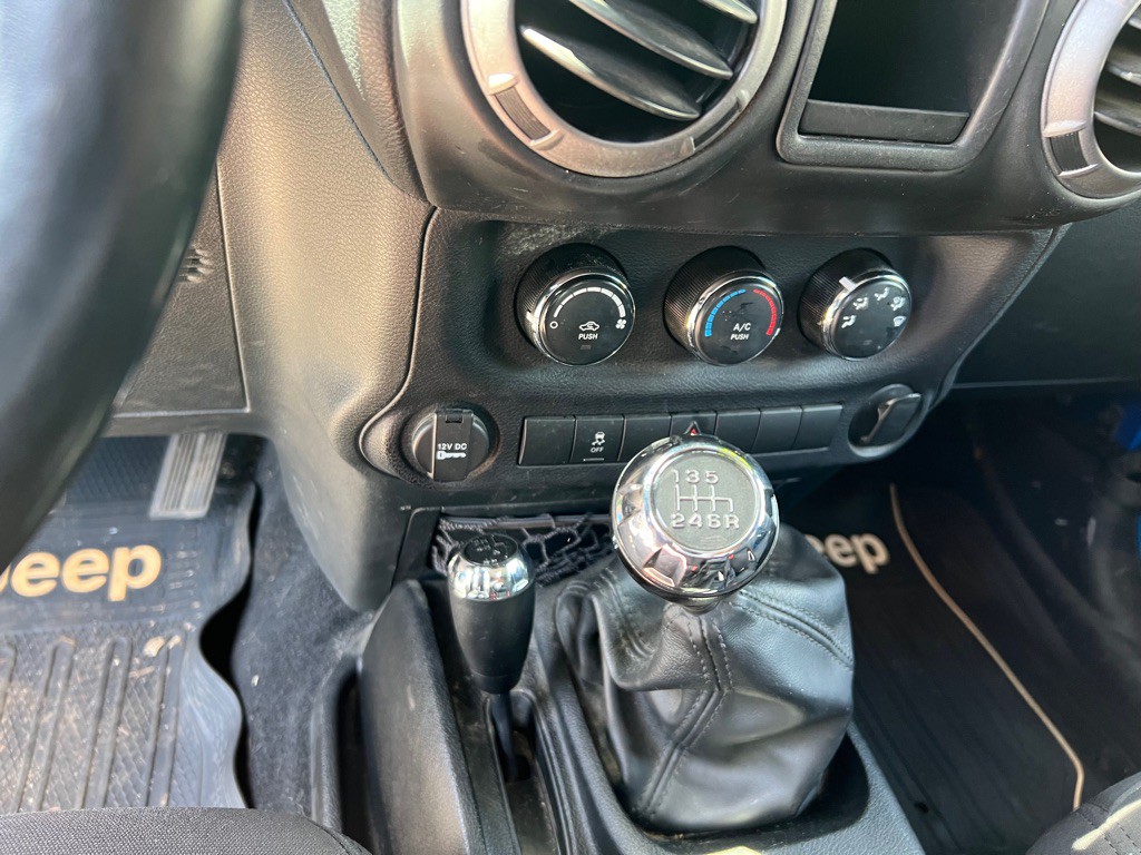 2015 Jeep Wrangler Image 12
