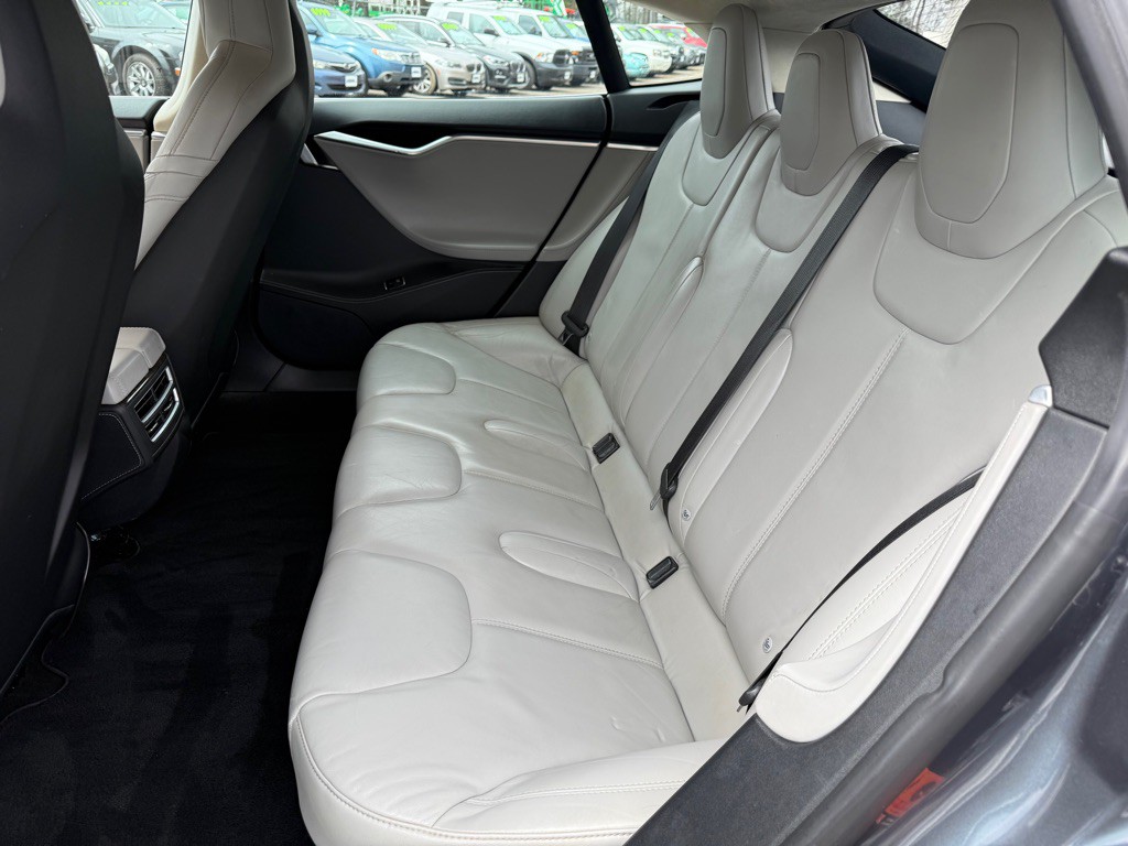2015 Tesla Model S Image 11