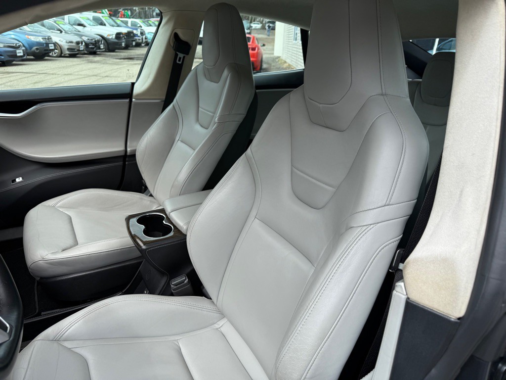 2015 Tesla Model S Image 13