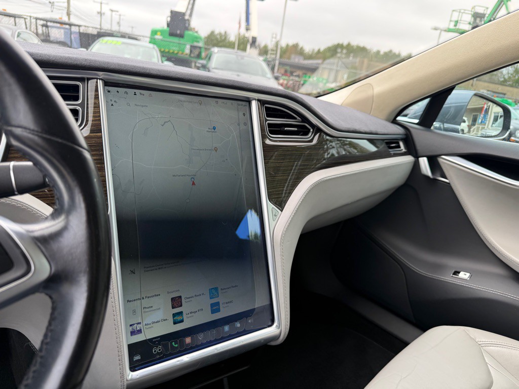 2015 Tesla Model S Image 15