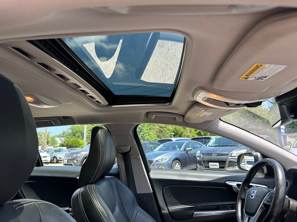 2018 Volvo V60 Image 11