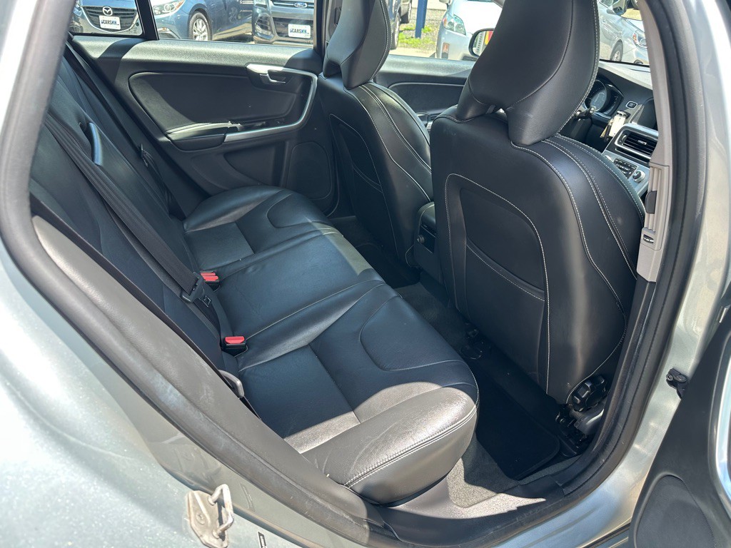 2018 Volvo V60 Image 13
